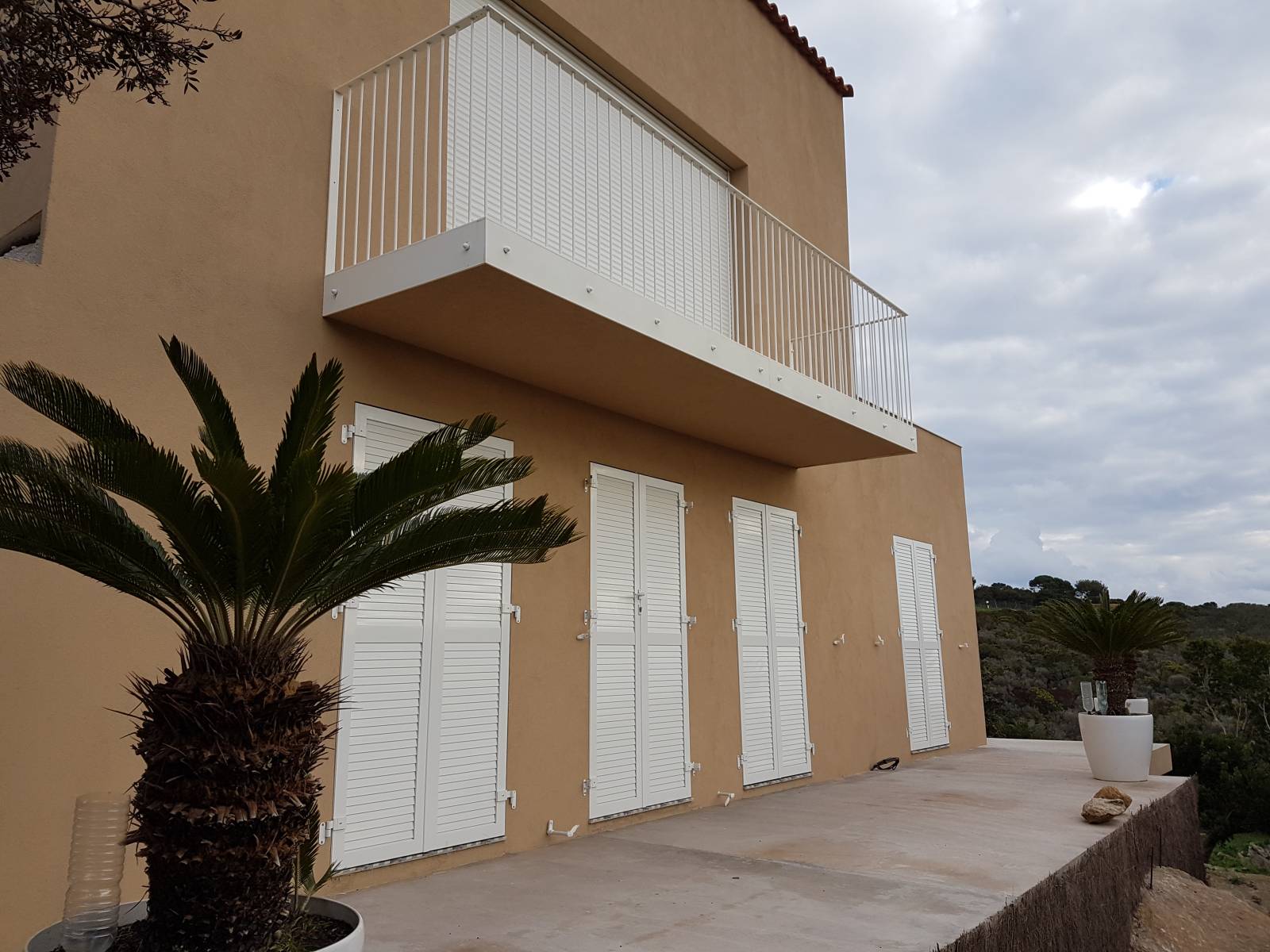 FOURNITURE ET POSE DE VOLETS BATTANTS SUR MESURE EN ALUMIUM POUR UNE VILLA EN RENOVATION A HYERES DANS LE VAR