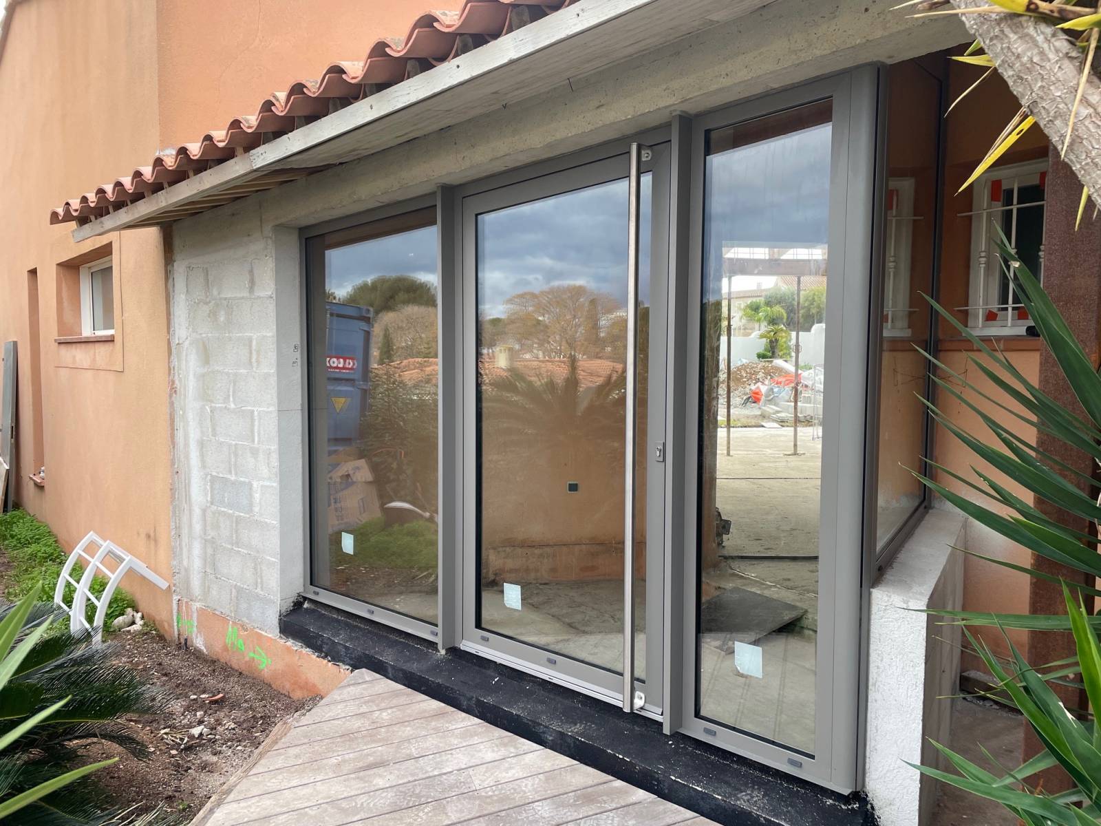 Pose de menuiseries aluminium sur mesure pour villa neuve au Pradet