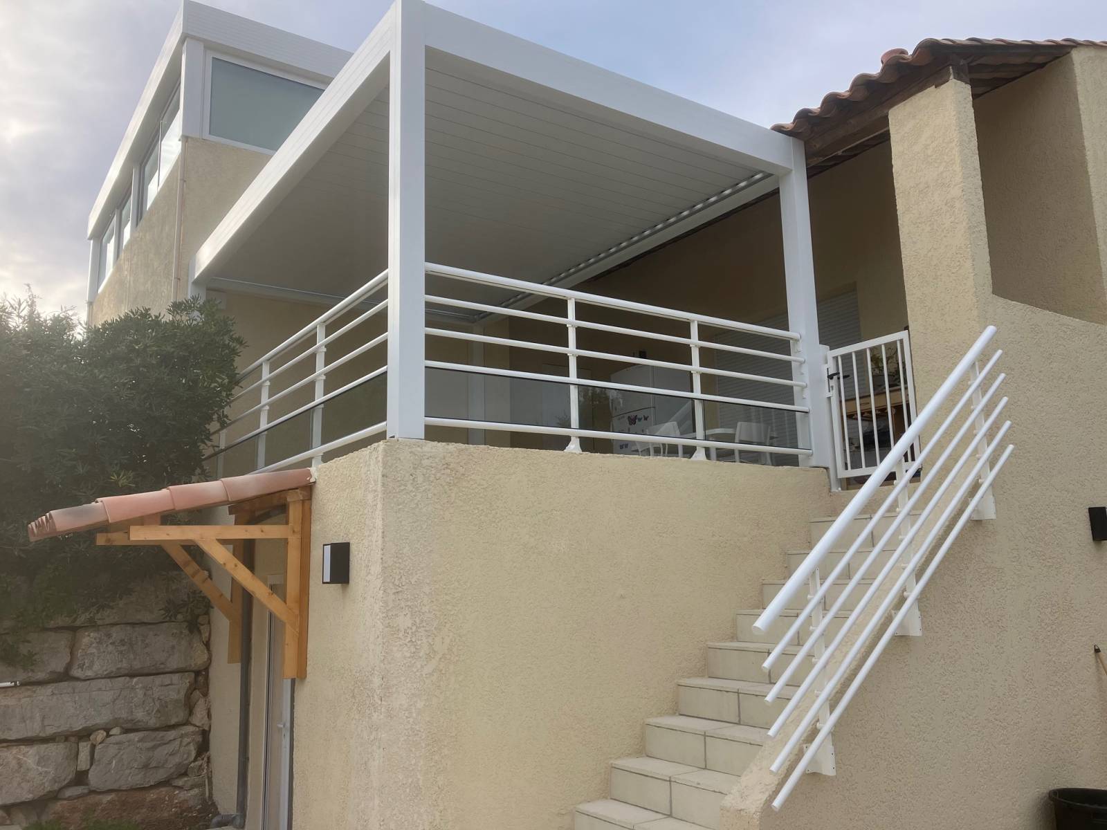 Fourniture et pose de garde - corps, portillon et d'une pergola sur mesure pour une villa à Sainte Maxime dans le var