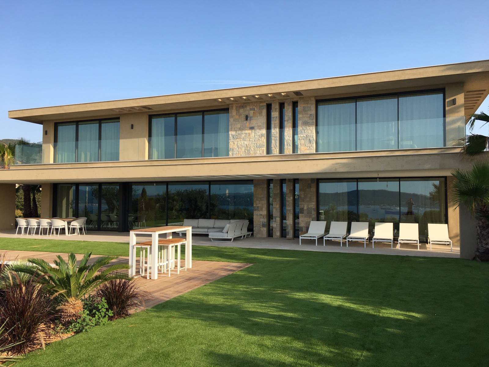 Baies coulissantes LUMEAL de marque Technal pour une villa neuve sur Grimaud dans le Var