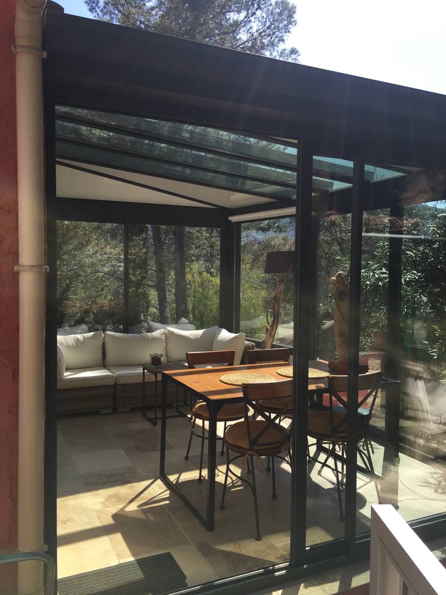 FOURNITURE ET POSE D'UNE VERANDA SUR-MESURE EN ALUMINIUM DE MARQUE TECHNAL A SOLLIES-TOUCAS DANS LE VAR