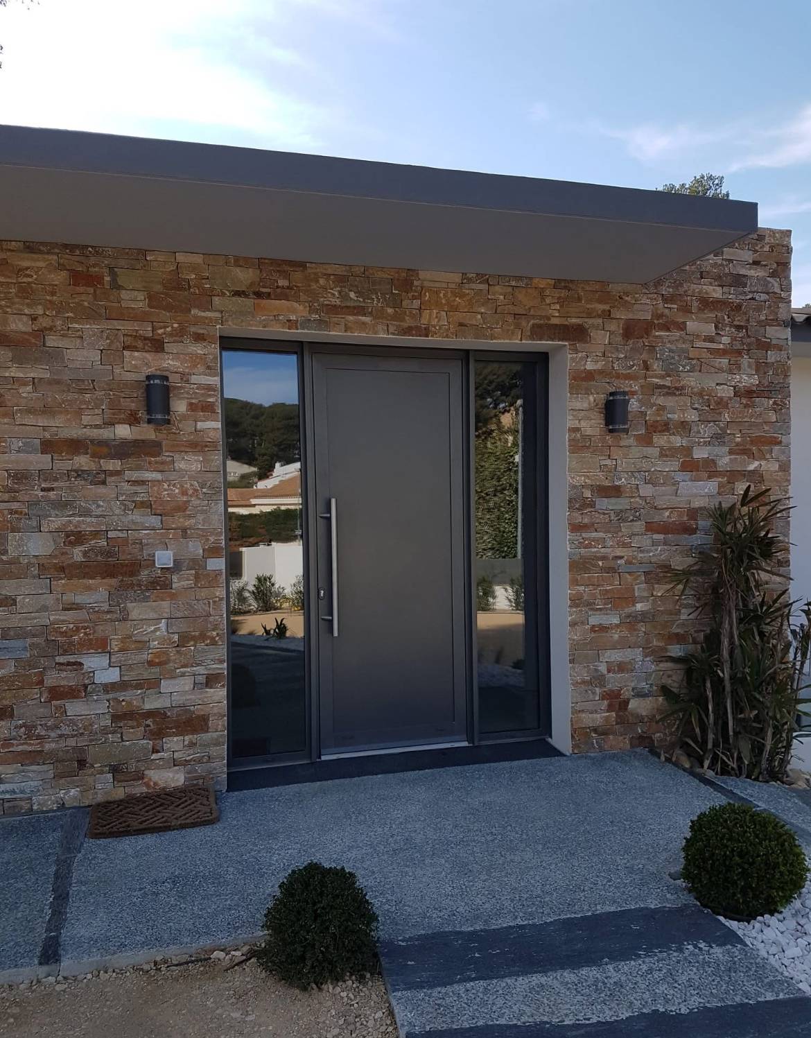 Fourniture et installation d'une porte d'entrée Technal dans le var