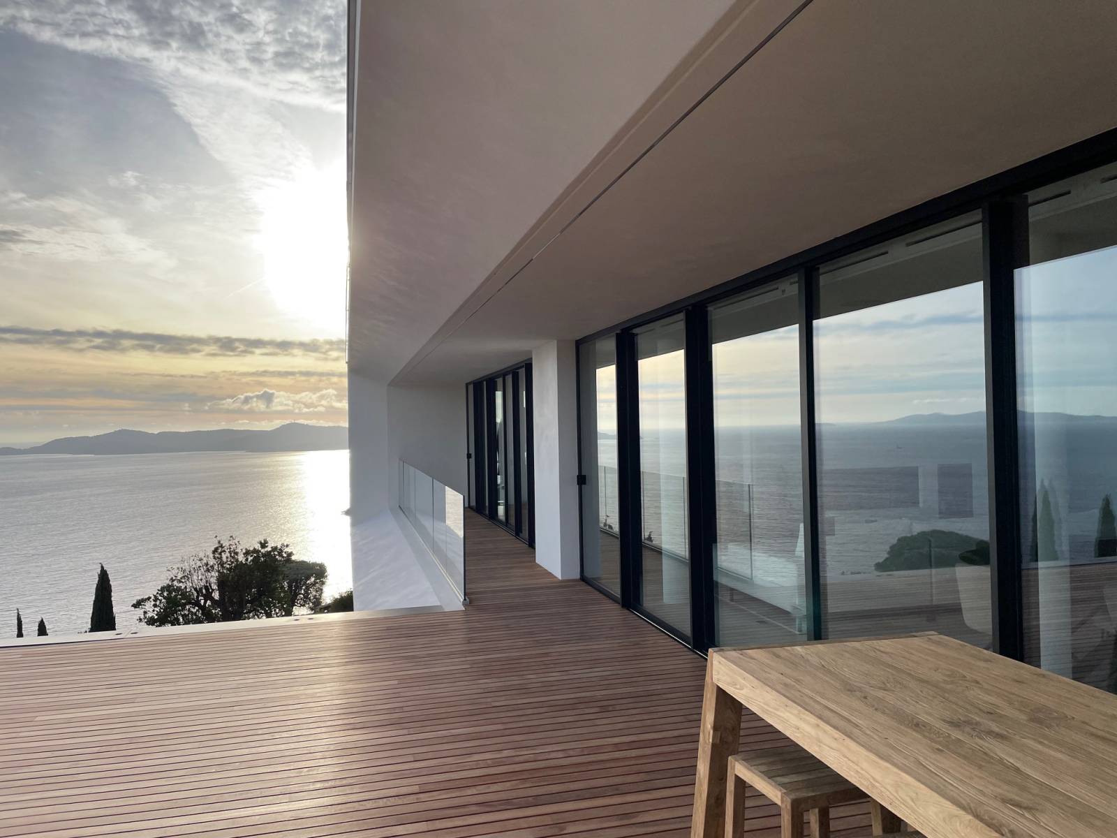 Installation de menuiseries aluminium haut de gamme pour une villa neuve au Lavandou dans le var