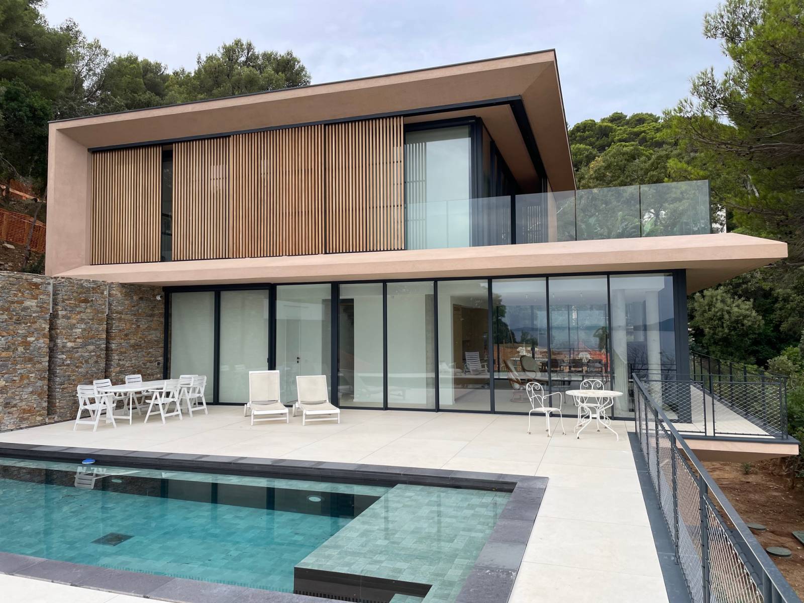 Menuiseries aluminium Technal sur mesure pour une villa contemporaine au lavandou