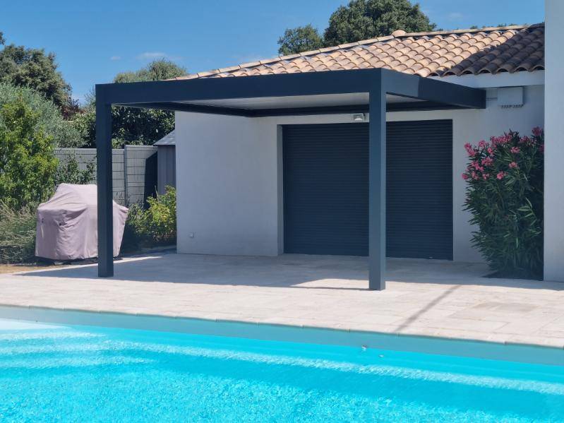 FOURNITURE ET POSE D'UNE PERGOLA BIOCLIMATIQUE SUR MESURE EN ALUMINIUM A SEILLONS-SOURCE-D'ARGENS DANS LE VAR PAR MENUISERIES E LUMIERE