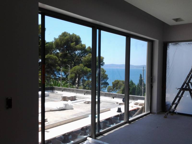 Menuiseries aluminium pour villa en rénovation : projet réalisé au Lavandou