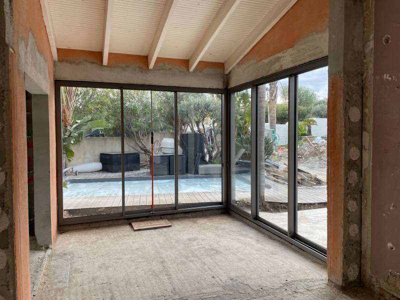 Pose de menuiseries aluminium sur mesure pour villa neuve au Pradet