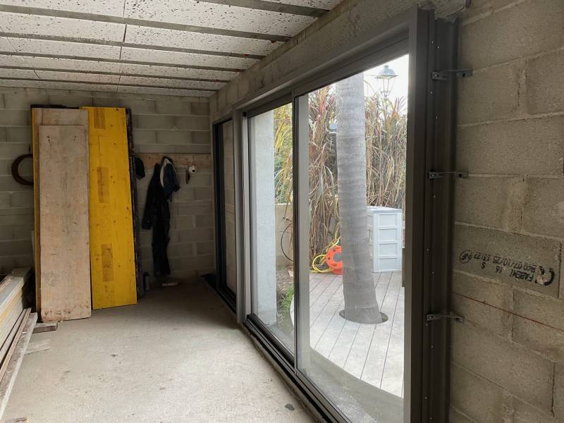 Pose de menuiseries aluminium sur mesure pour villa neuve au Pradet