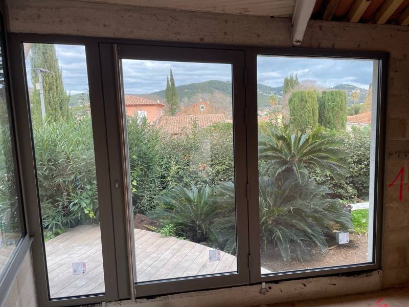 Pose de menuiseries aluminium sur mesure pour villa neuve au Pradet