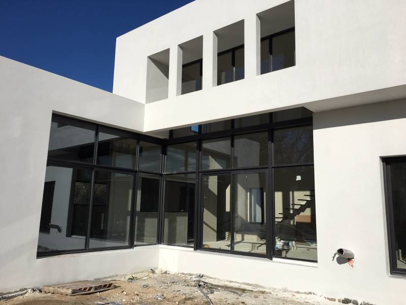 Menuiseries aluminium Technal pour une maison neuve dans le Var