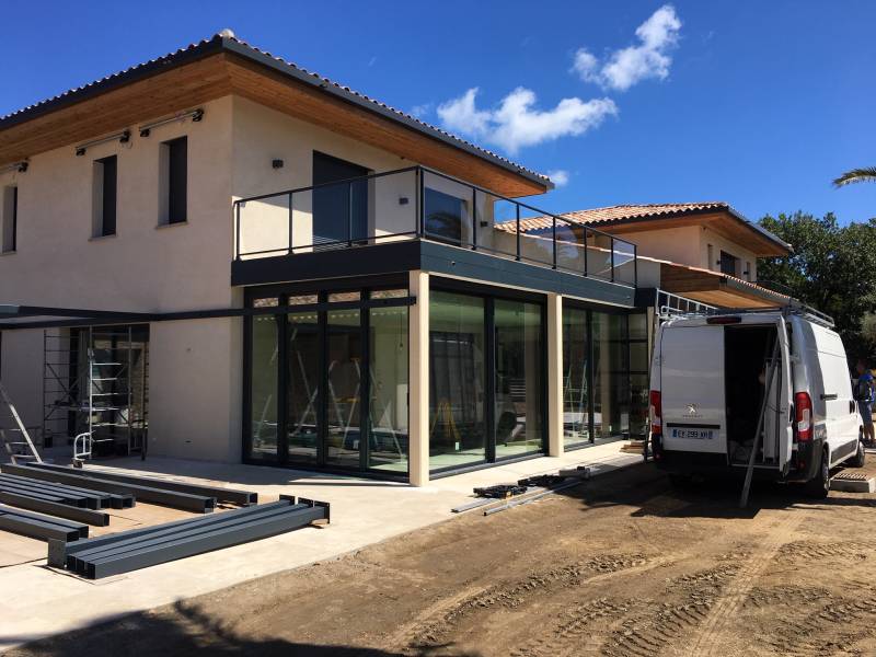 Équipement d’une villa en rénovation à Saint Tropez en menuiseries aluminium Tehnnal