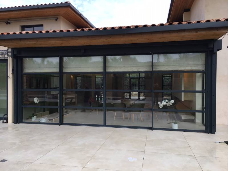 Équipement d’une villa en rénovation à Saint Tropez en menuiseries aluminium Tehnnal