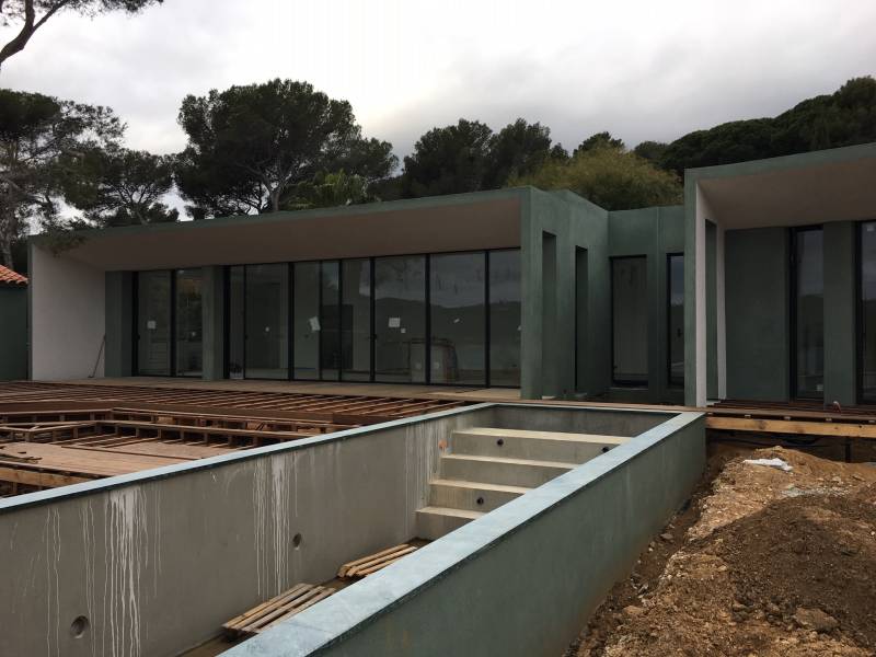 Réalisation complète de menuiseries aluminium pour une villa au Lavandou