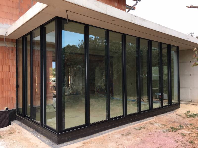Menuiseries aluminium pour villa en réalisation : projet réalisé à Bandol