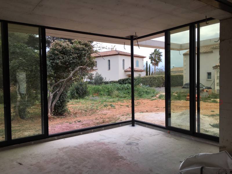 Menuiseries aluminium pour villa en réalisation : projet réalisé à Bandol