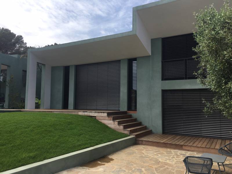Réalisation complète de menuiseries aluminium pour une villa au Lavandou