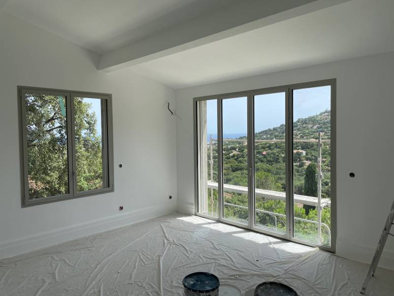 Menuiseries aluminium haut de gamme pour un projet de villa neuve à Cavalaire-sur-Mer