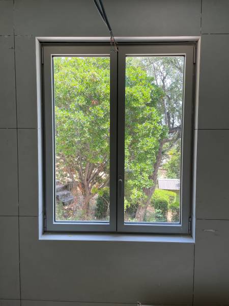 Menuiseries aluminium haut de gamme pour un projet de villa neuve à Cavalaire-sur-Mer