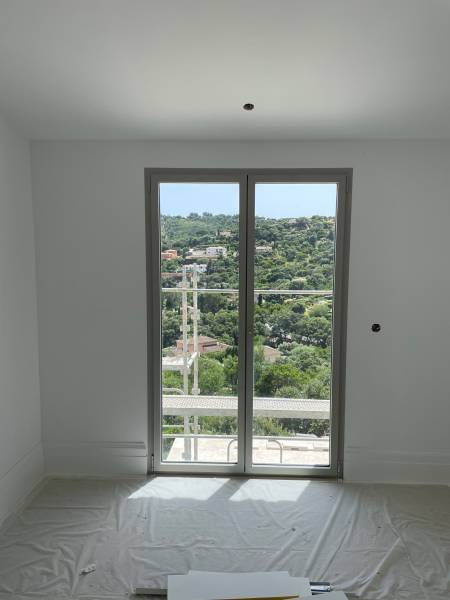 Menuiseries aluminium haut de gamme pour un projet de villa neuve à Cavalaire-sur-Mer