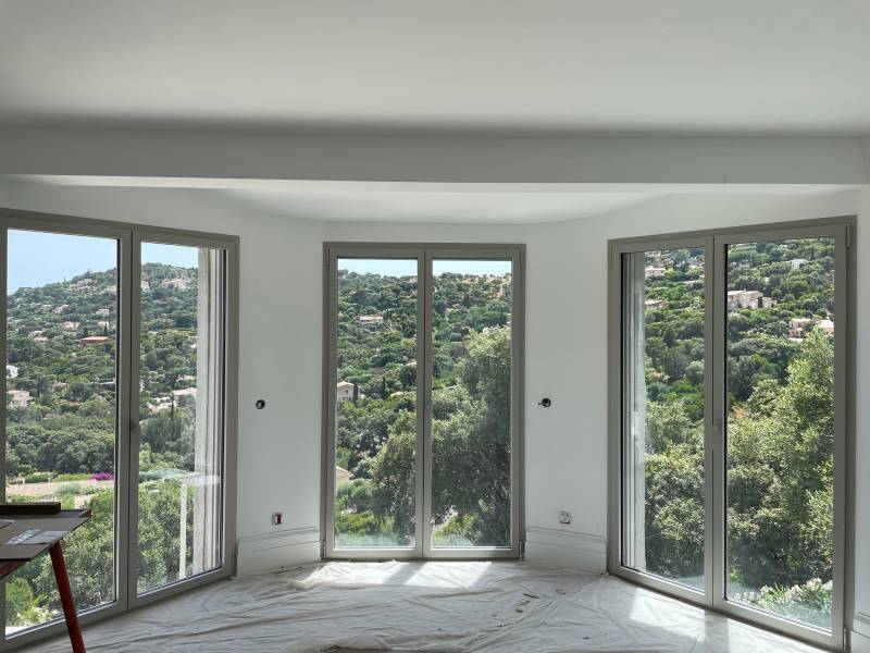Menuiseries aluminium haut de gamme pour un projet de villa neuve à Cavalaire-sur-Mer