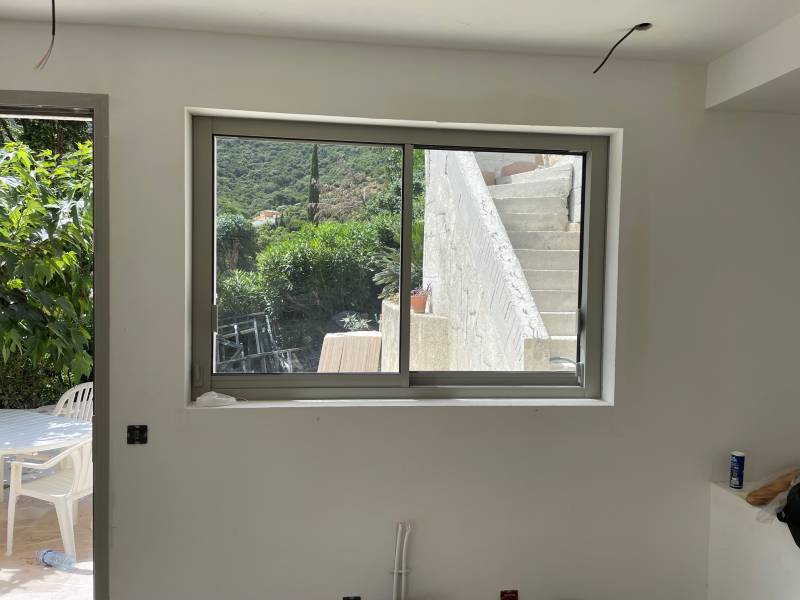 Menuiseries aluminium haut de gamme pour un projet de villa neuve à Cavalaire-sur-Mer