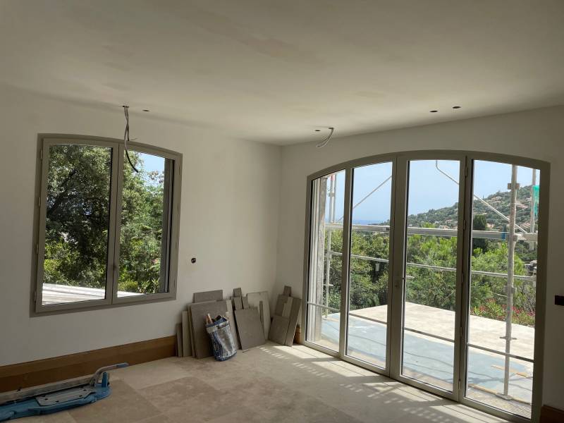 Menuiseries aluminium haut de gamme pour un projet de villa neuve à Cavalaire-sur-Mer