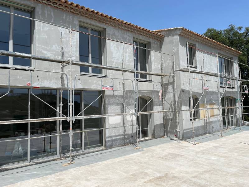 Menuiseries aluminium haut de gamme pour un projet de villa neuve à Cavalaire-sur-Mer