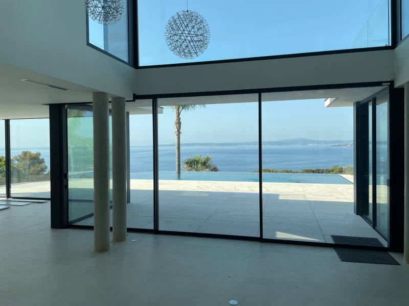 Projet résidentiel : menuiseries aluminium Technal pour villa neuve Sur Roquebrune sur argens dans le var