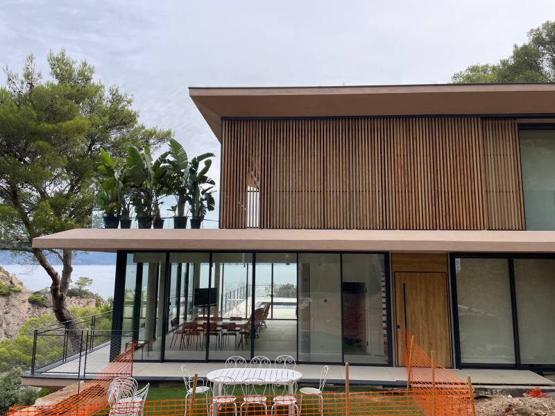 Menuiseries aluminium Technal sur mesure pour une villa contemporaine au lavandou