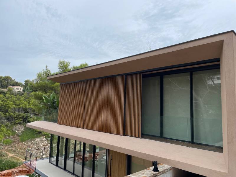 Menuiseries aluminium Technal sur mesure pour une villa contemporaine au lavandou