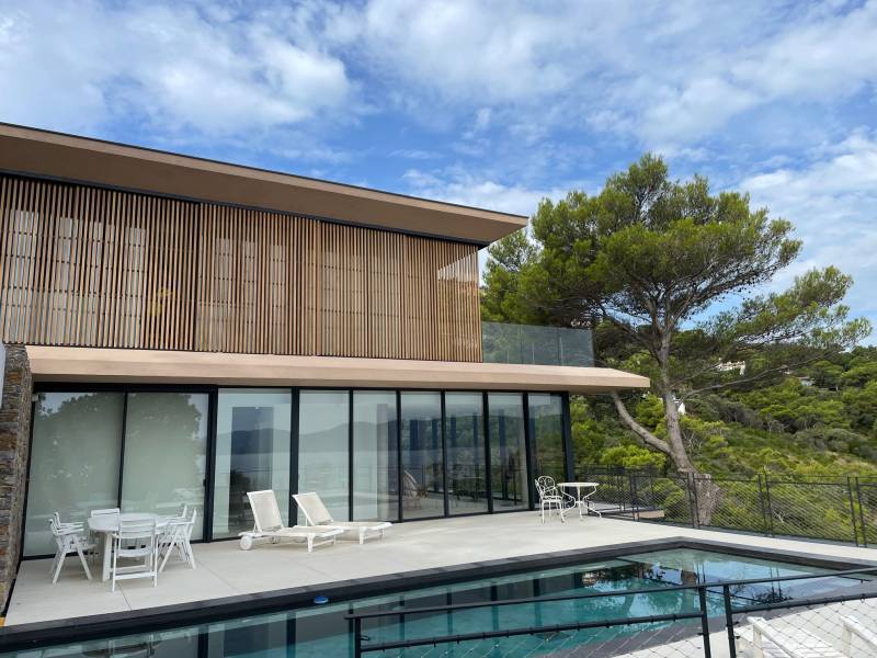 Menuiseries aluminium Technal sur mesure pour une villa contemporaine au lavandou
