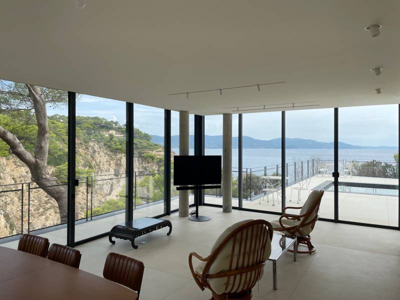 Menuiseries aluminium Technal sur mesure pour une villa contemporaine au lavandou