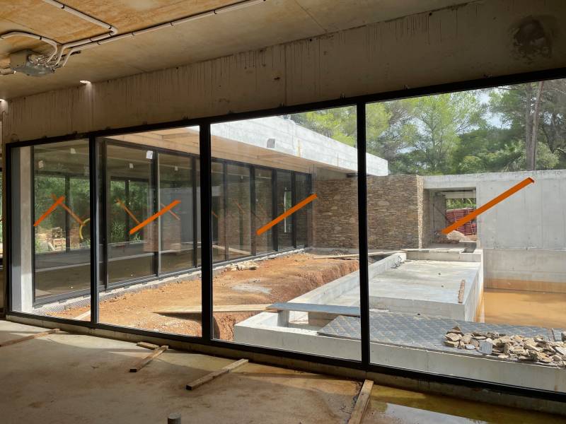 Installation de menuiseries aluminium design pour une villa neuve dans le var