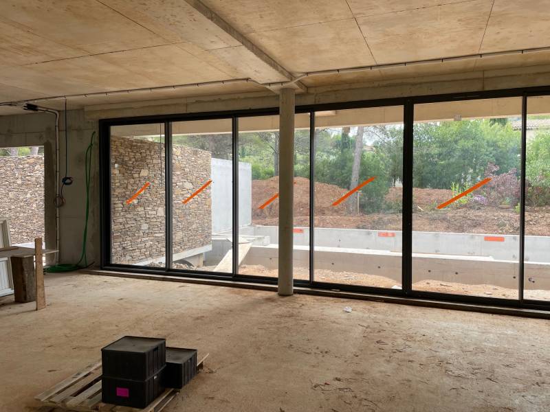 Installation de menuiseries aluminium design pour une villa neuve dans le var