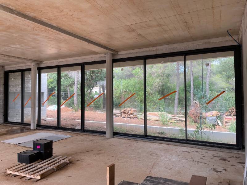 Installation de menuiseries aluminium design pour une villa neuve dans le var