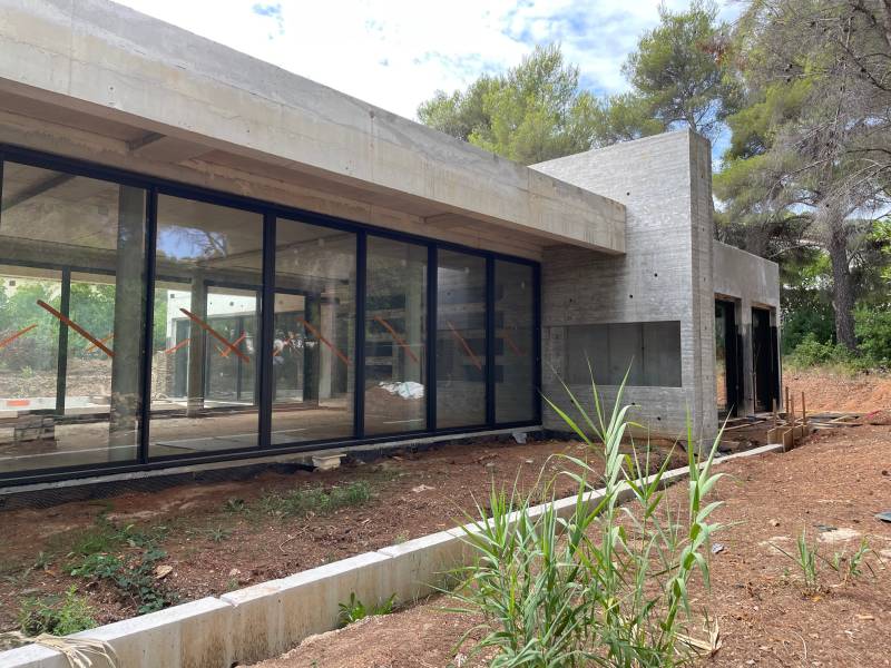 Installation de menuiseries aluminium design pour une villa neuve dans le var