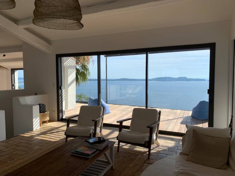 Villa neuve à Roquebrune sur Argens : menuiseries aluminium Technal sur mesure