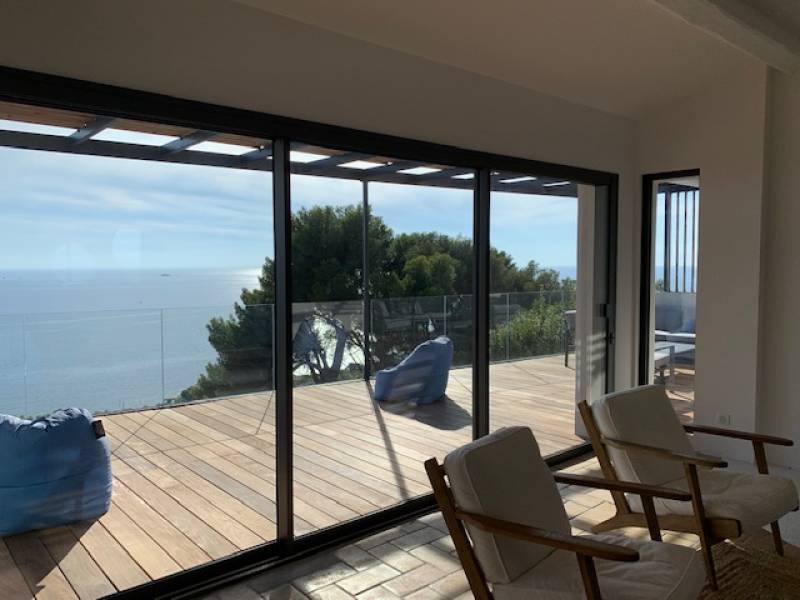 Villa neuve à Roquebrune sur Argens : menuiseries aluminium Technal sur mesure