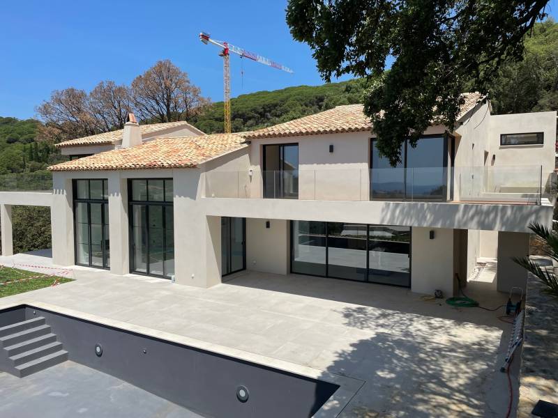 Menuiseries aluminium modernes pour une villa neuve sur la commune de Ramatuelle dans le var