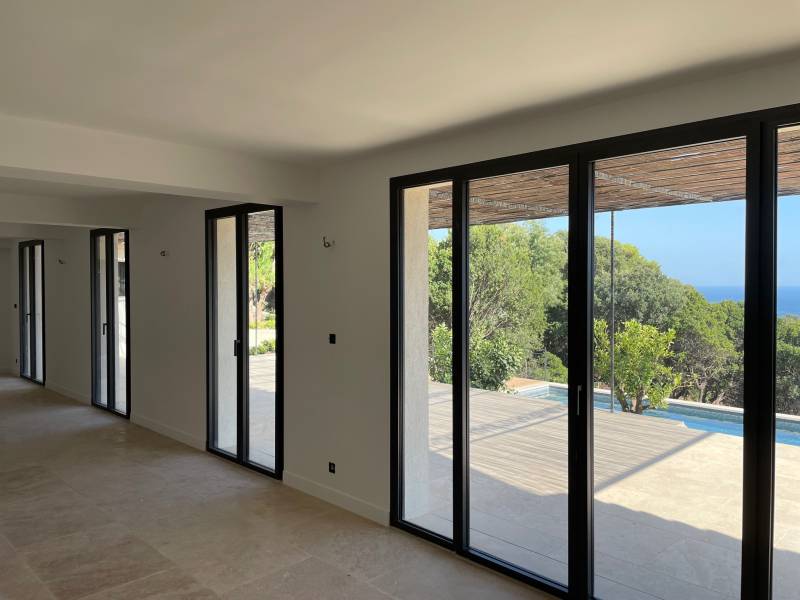 Installation de menuiseries aluminium dans une villa neuve à La Croix-Valmer